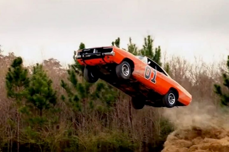 Generale Lee in salto nel telefilm Hazzard