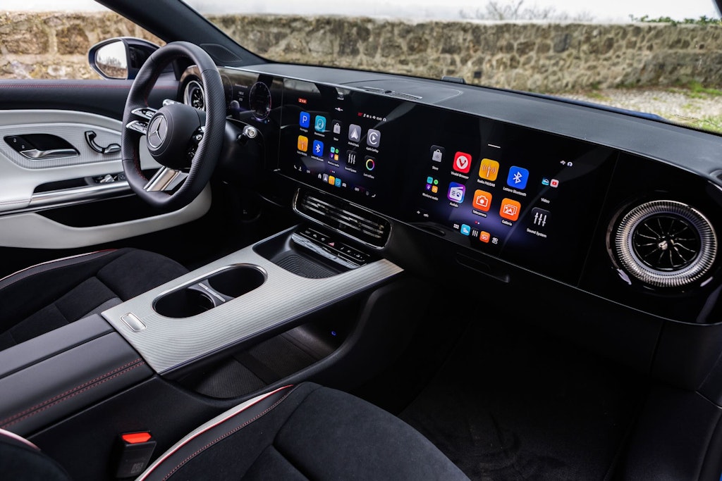 interno Mercedes CLA Hybrid