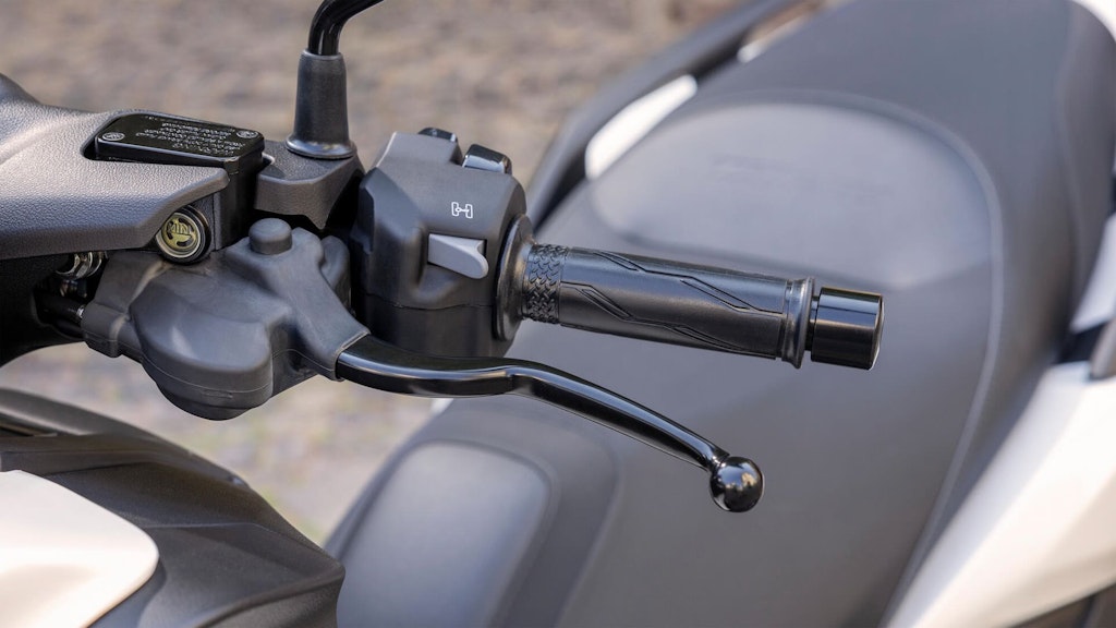 standing assist Yamaha Tricity 300 2026